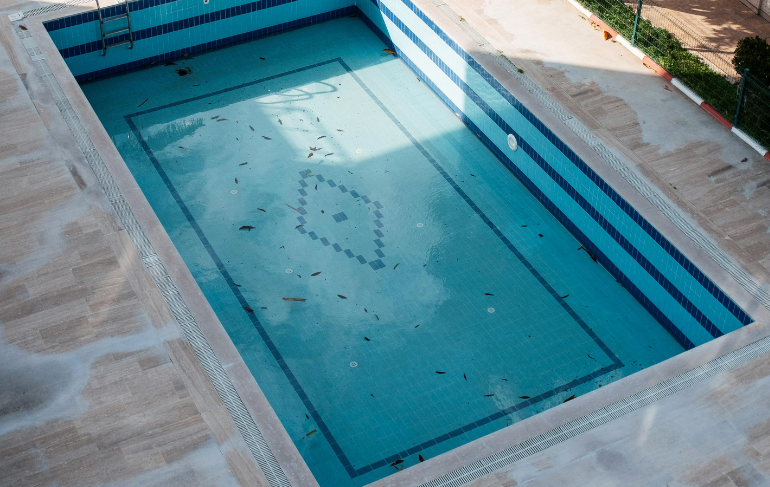 professional pool deep cleaning